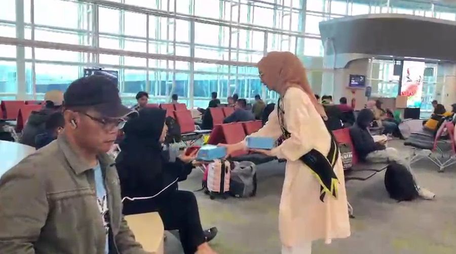 Angkasa Pura II Sultan Hasanuddin Bagikan 6.000 Takjil Gratis untuk Penumpang Selama Ramadan