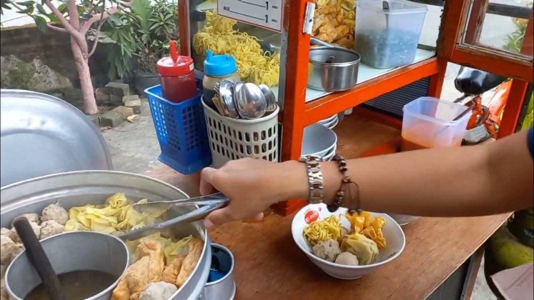 Lima Gerobak Bakso Malang Maksum Berkembang Berkat Pinjaman KUR BRI