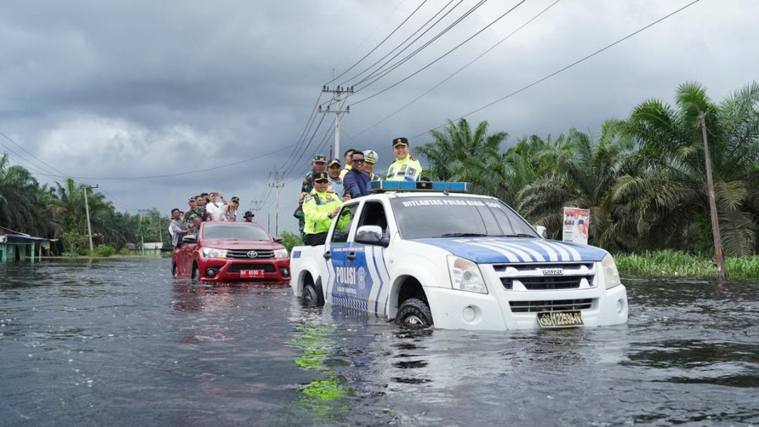 Pemkab Pelalawan Sediakan Bantuan Penyeberangan Roda Dua Gratis untuk Warga Terdampak Banjir