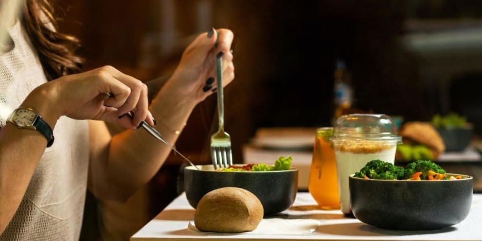 Panduan Makan Malam Sehat untuk Menjaga Berat Badan dan Tidur Nyenyak