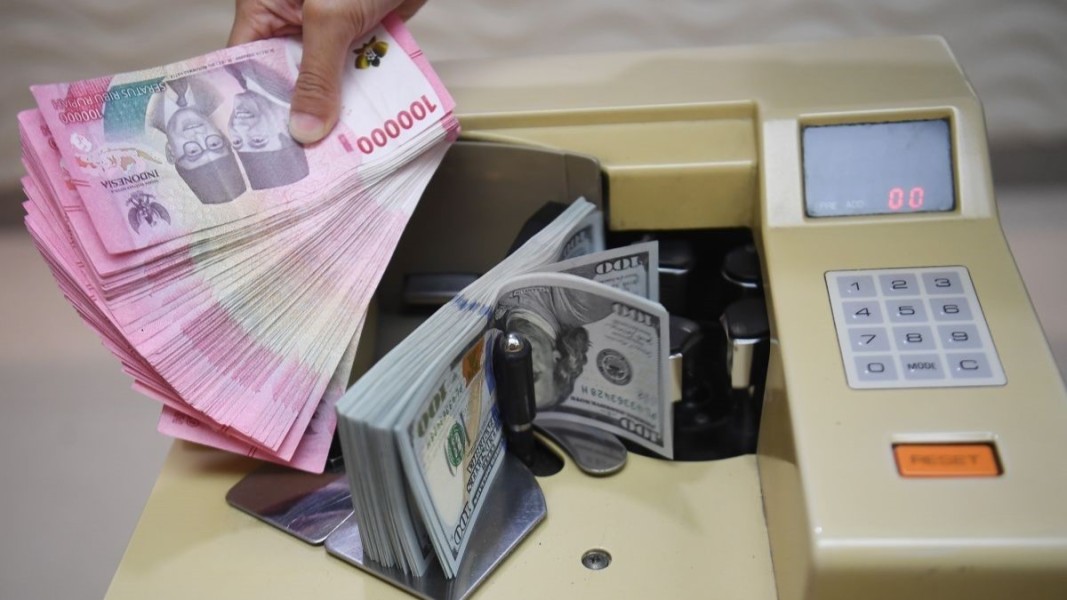 Rupiah Melemah di Tengah Spekulasi Pemangkasan Suku Bunga dan Ketidakpastian Global