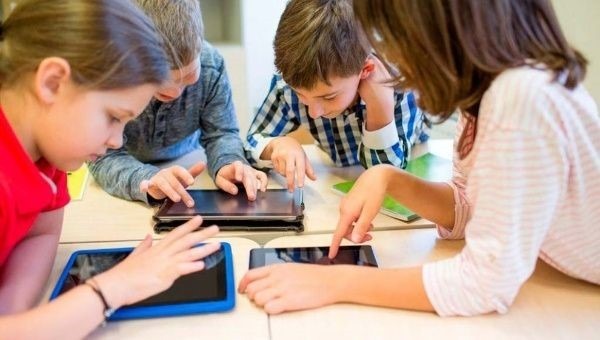 Dilema Penggunaan Gadget di Sekolah: Antara Inovasi dan Distraksi