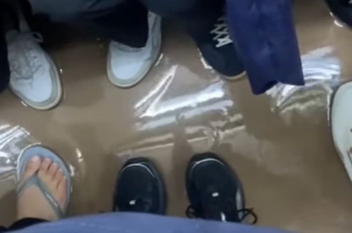 KAI Commuter Jelaskan Penyebab Gerbong KRL Tergenang