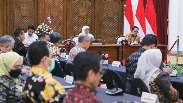 Gubernur Khofifah Gelar Rakor Perdana, Bahas Pembangunan Berkelanjutan dan Penyediaan Rumah Murah