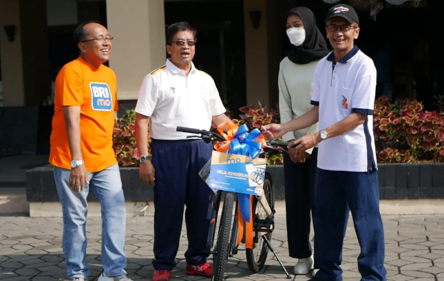 BRI Berikan 16 Sepeda kepada Mahasiswa UNS yang Membayar UKT melalui BRI: Langkah Strategis Kemitraan Menuju Masa Depan