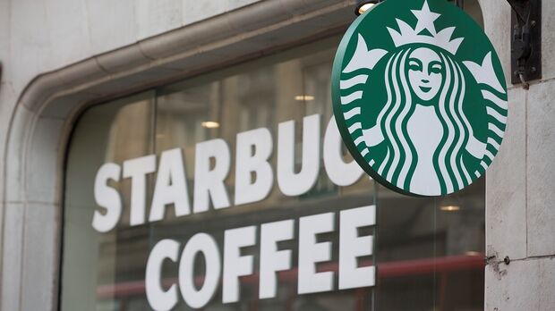 Starbucks Tutup Ratusan Gerai di AS dan Inggris