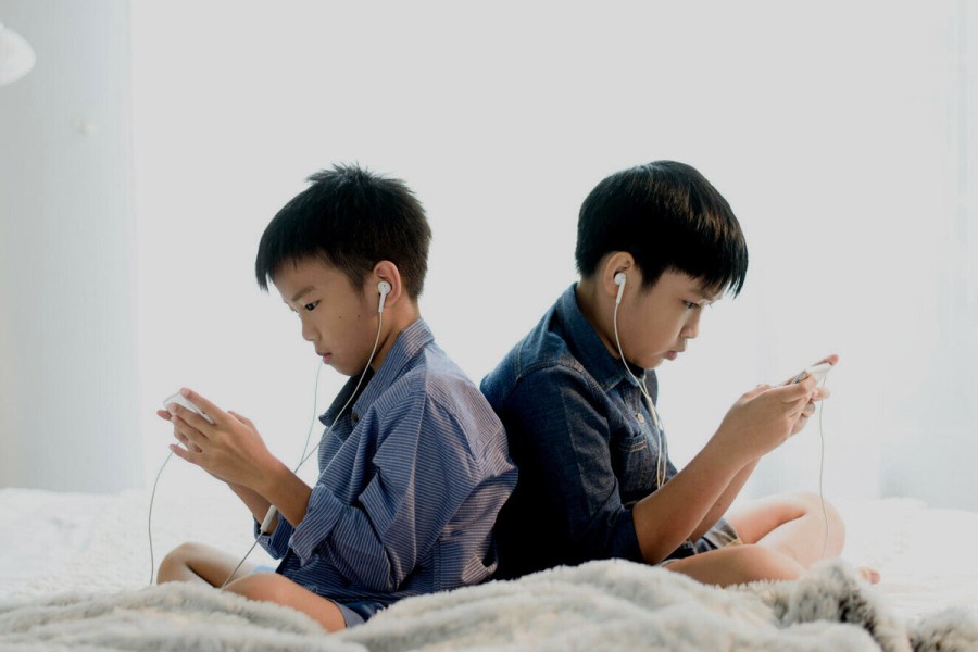 Penggunaan Gadget oleh Orang Tua Bisa Ganggu Kesehatan Mental Anak, Peneliti: Anak Merasa Diabaikan