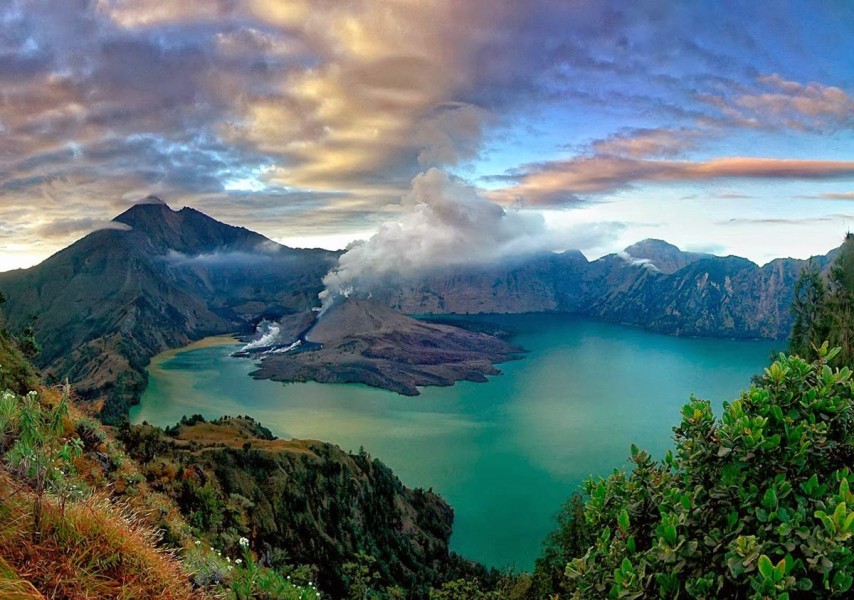 Pesona Wisata Kaki Gunung Rinjani dengan Panorama Memukau