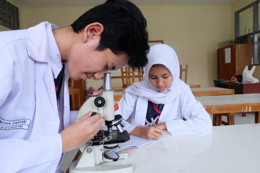 Pendidikan Berbasis Sains dan Teknologi sebagai Kunci Strategis Membangun Masa Depan Indonesia di Era Society 5.0 yang Serba Digital