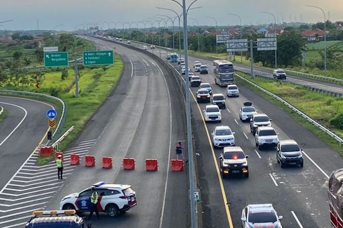 One Way Masih Berlaku di Tol Trans-Jawa untuk Arus Balik Lebaran 2025, Jasa Marga Imbau Pengguna Jalan Patuhi Arahan Petugas