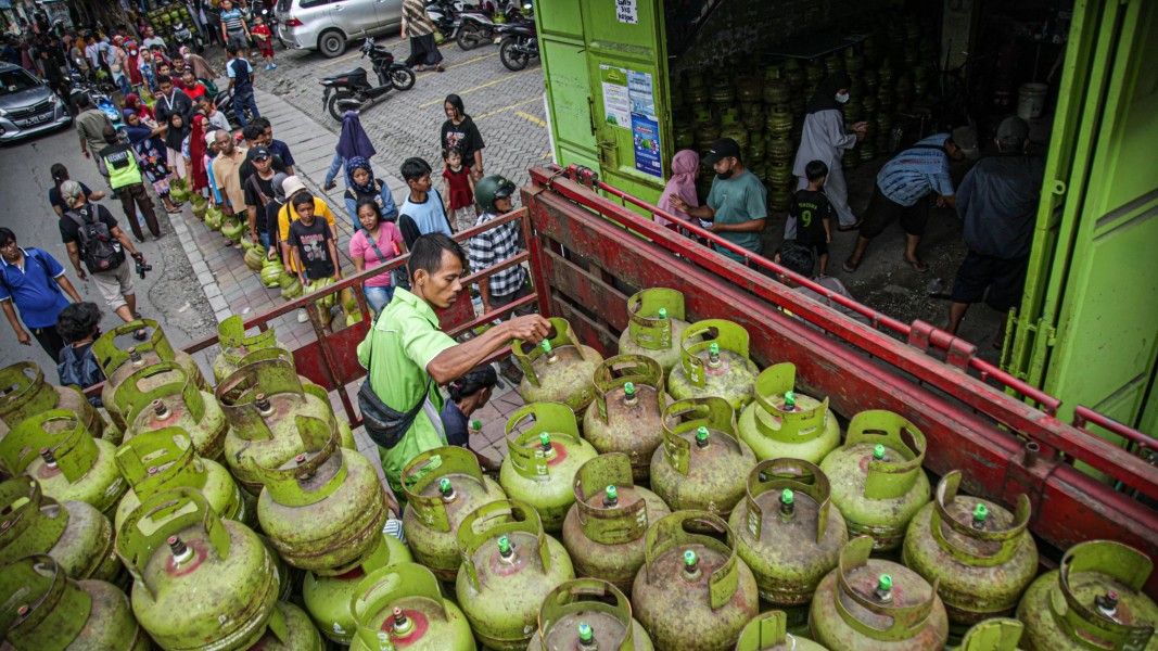 Warga Denpasar Antre Gas Melon di Pasar Murah