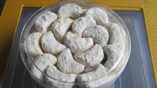 Tips Agar Gula Halus Menempel Sempurna pada Kue Putri Salju