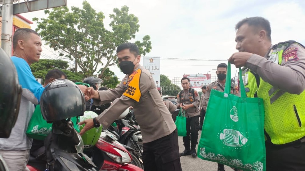 Sembako untuk Tukang Ojek, Juru Parkir, dan PKL di Wonogiri, Hadirkan Kepedulian Polri