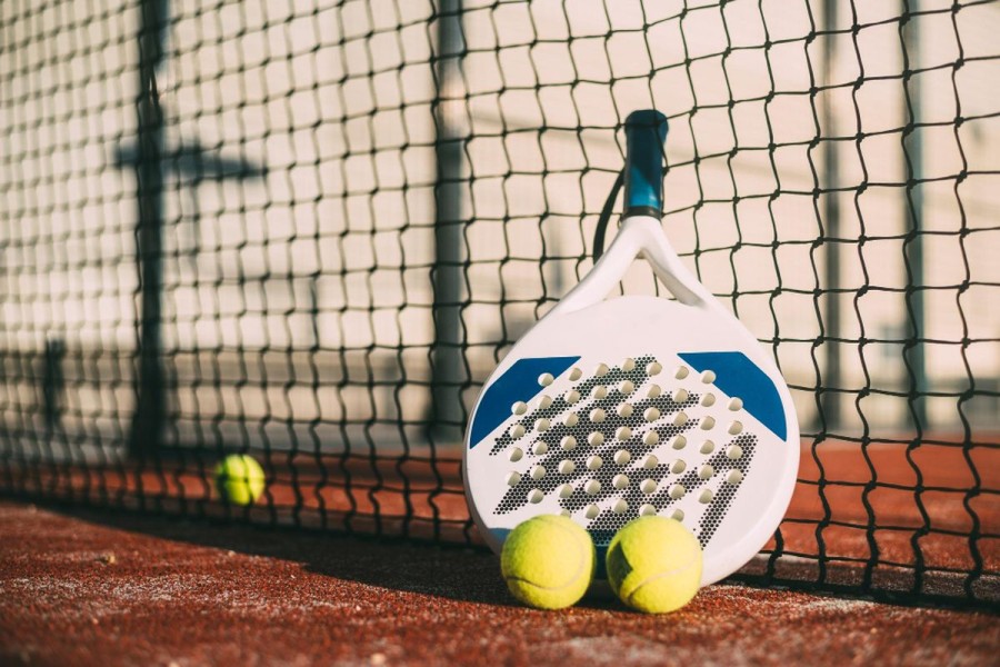 Raket Padel Terjangkau Dengan Performa Maksimal Bagi Semua Pemain