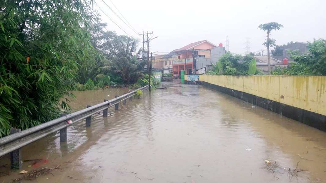 Banjir Rendam Perumahan Pesona Kademangan Tangsel: Ratusan Rumah Tergenang, Warga Mengungsi ke Tempat Lebih Ama