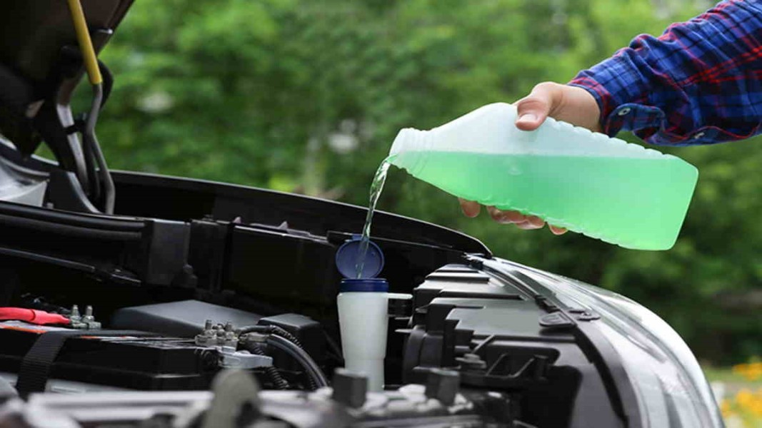 5 Cara Mengisi Air Radiator Mobil yang Benar dan Harganya