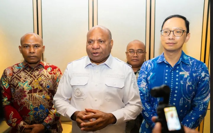 Gubernur Papua Matius Fakhiri Dorong Standar Pelayanan Bandara Sentani Bersama Angkasa Pura