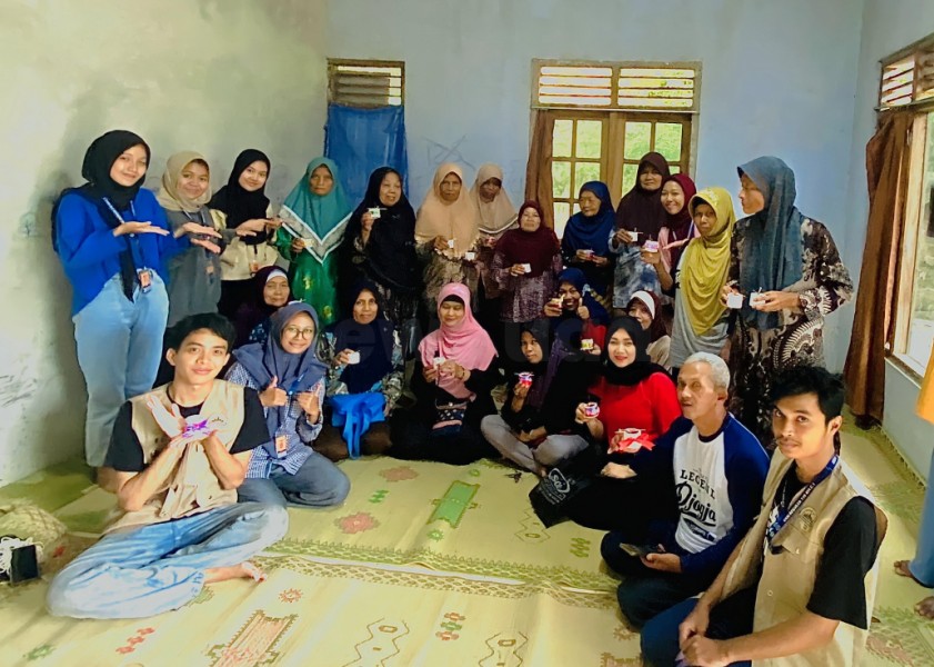 Mahasiswa UAD Selenggarakan Pelatihan Pembuatan Lilin dari Minyak Jelantah di Dusun Bengle adalah Upaya Kreatif Mengelola Limbah