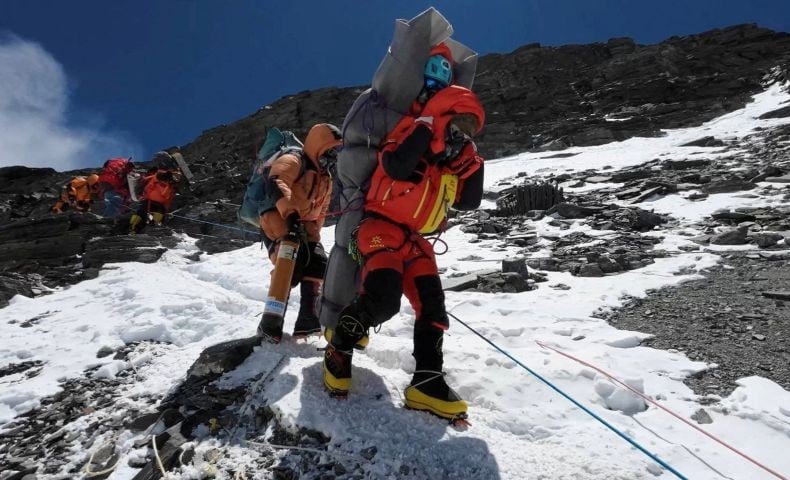Tragedi di Gunung Carstensz: Dua Pendaki Indonesia Gugur, Tashi Lakpa Sherpa Pimpin Evakuasi Heroik