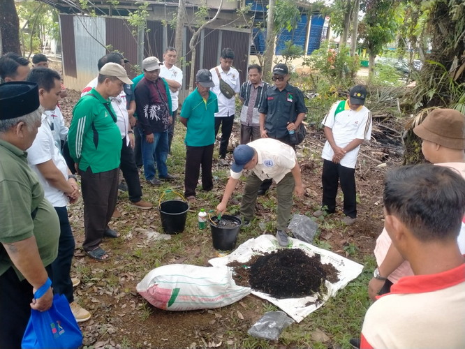 Petani Sawit Rokan Hulu Manfaatkan Limbah Tankos Jadi Biochar Petani Sawit Rokan Hulu Manfaatkan Limbah Tankos Jadi Biochar
