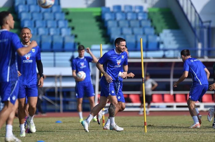 Persib Bandung Persiapkan Pemain Baru Hadapi Persebaya Surabaya