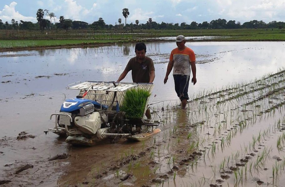 Petani Terbantu Sewa Traktor dari BUMDes Sanggaoen