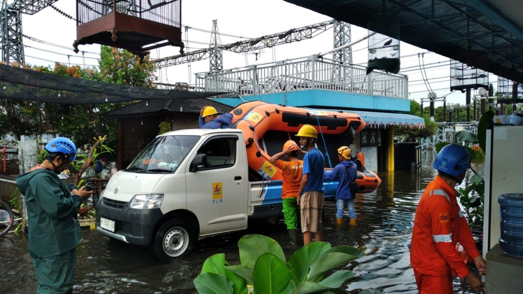 PLN Hentikan Sementara Aliran Listrik di Wilayah Terdampak Banjir untuk Keselamatan Warga