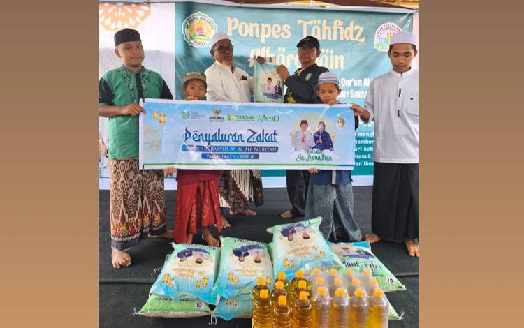 Owner CBI Group Salurkan Beras Dan Minyak Goreng Untuk Zakat Kotim