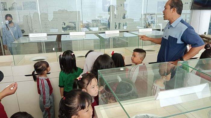 MTs Plus Bahrul Ulum Gelar Wisata Sejarah di Kota Mentok: Mengenal Lebih Dekat Sejarah Pertimahan Indonesia