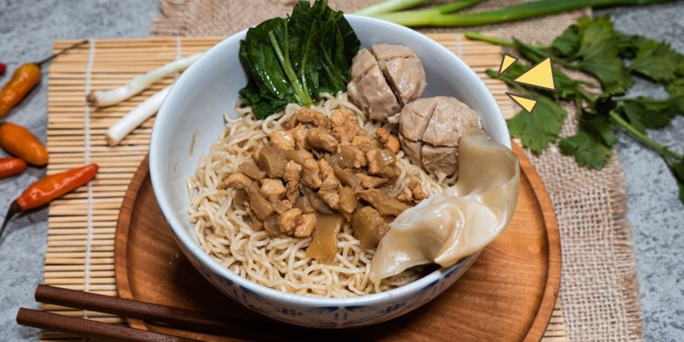 15 Tempat Mie Ayam Surabaya Terpopuler dengan Topping Melimpah dan Kuah Gurih