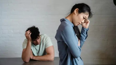 Kenapa Banyak Orang Bertahan dalam Hubungan Toxic yang Menyakiti Hati dan Mental