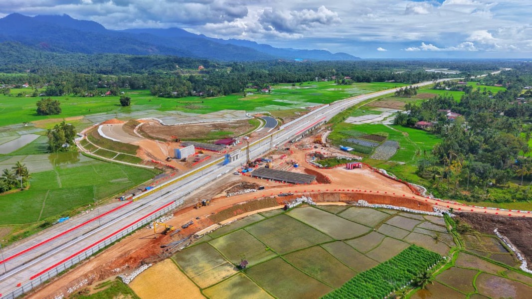 Hutama Karya : Rekayasa Lalu Lintas Pemasangan Girder Interchange Tol Padang Sicincin Kilometer 19