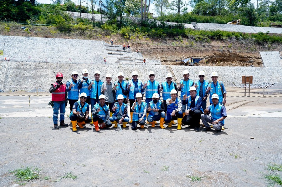 Hari Sumpah Pemuda PLN UIP Nusra Wujudkan Dengan Kegiatan Gotong Royong Bersama Masyarakat Sebagai Bentuk Kepedulian Terhadap Lingkungan Dan Energi Hijau