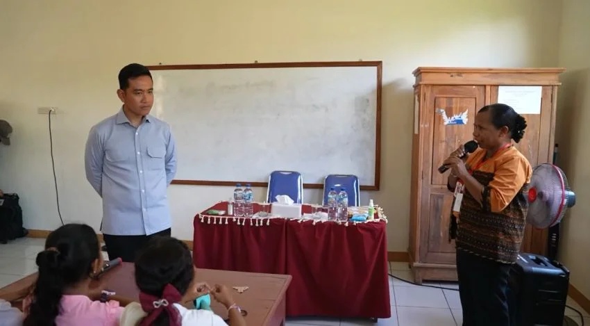 Wapres Gibran Janji Tingkatkan Kesejahteraan Guru Honorer di SD Kaniti Kupang
