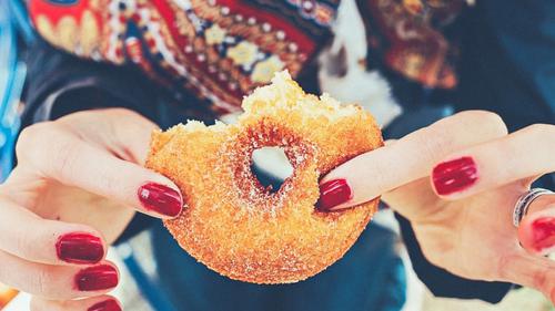 Kenapa Saat Puasa Ingin Makan Manis? Penjelasan Ilmiah Lengkap