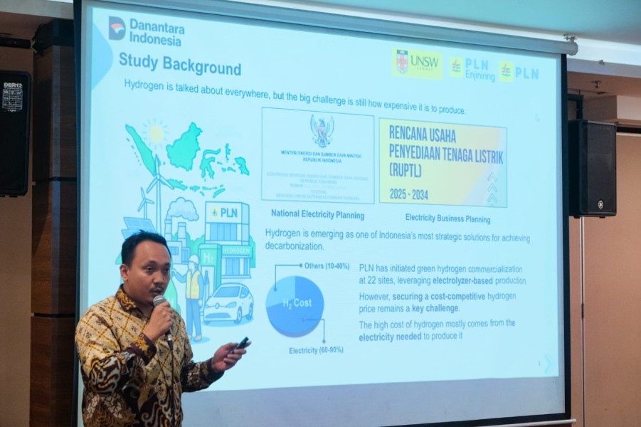 Tegaskan Komitmen terhadap Green Energy, PLN Enjiniring Raih Penghargaan Best Presenter di Astechnova International Conference 2025