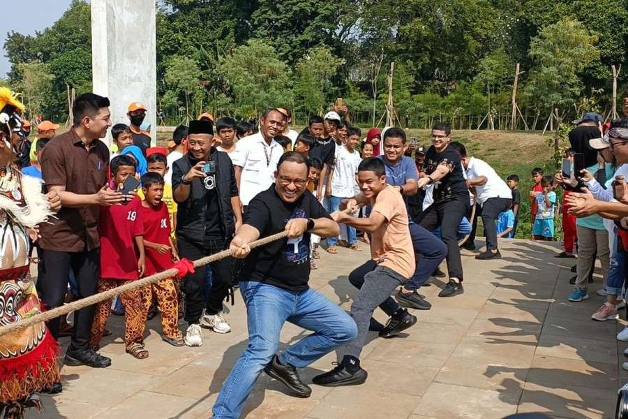 Anies Baswedan Ikut Tarik Tambang 17an di Waduk