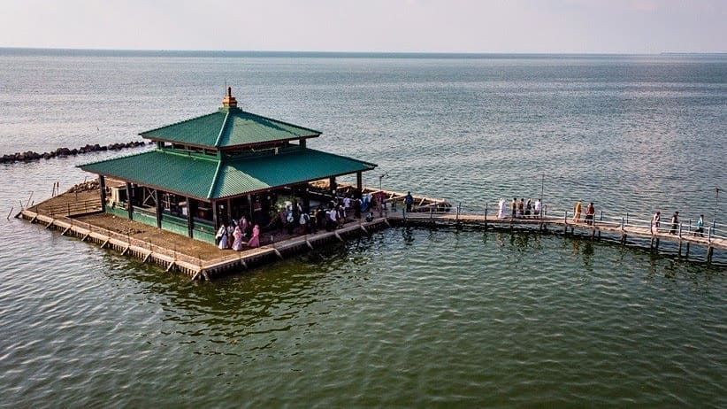 Wisata Religi Unik di Demak: Makam di Tengah Laut Tetap Ramai Saat Syawalan