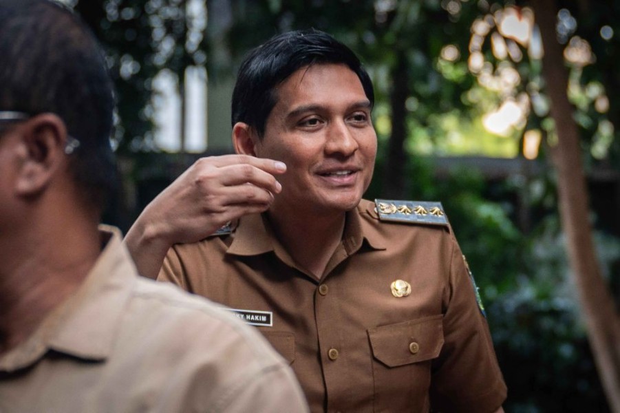 Bupati Indramayu Lucky Hakim Naik Kereta Api Jalani Sanksi Magang di Kemendagri
