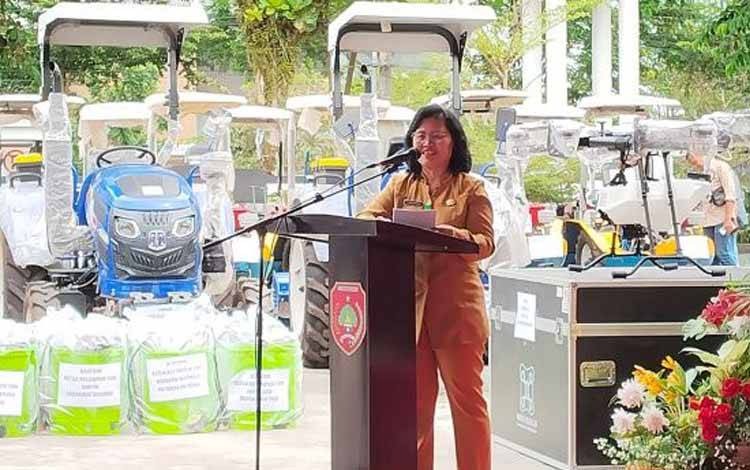 Pemkab Kobar Salurkan Alsintan Untuk Petani Alat Traktor Hingga Combine Harvester