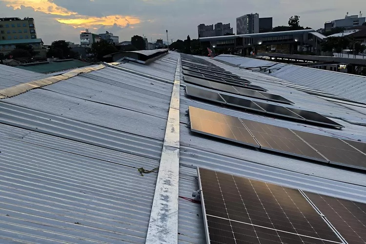 KAI Pasang PLTS di 10 Fasilitas
