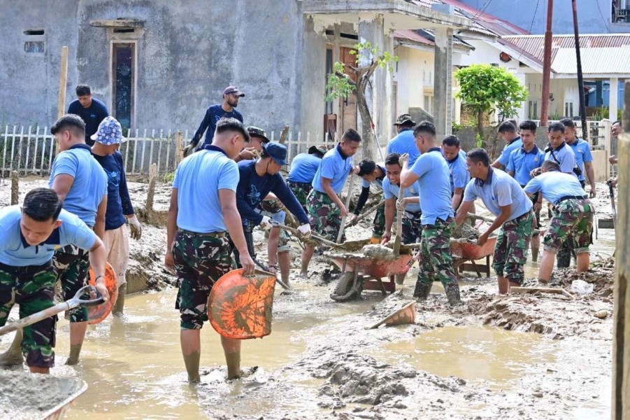 TNI AU Terjun Bersihkan Permukiman Pasca Banjir di Sumbar