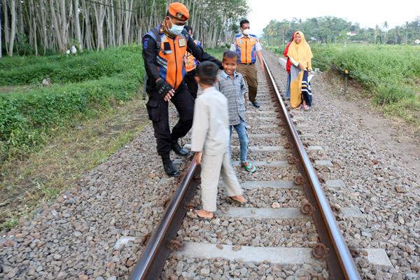 KAI Sumbar Tegaskan Larangan Ngabuburit di Jalur Kereta Api Selama Ramadan