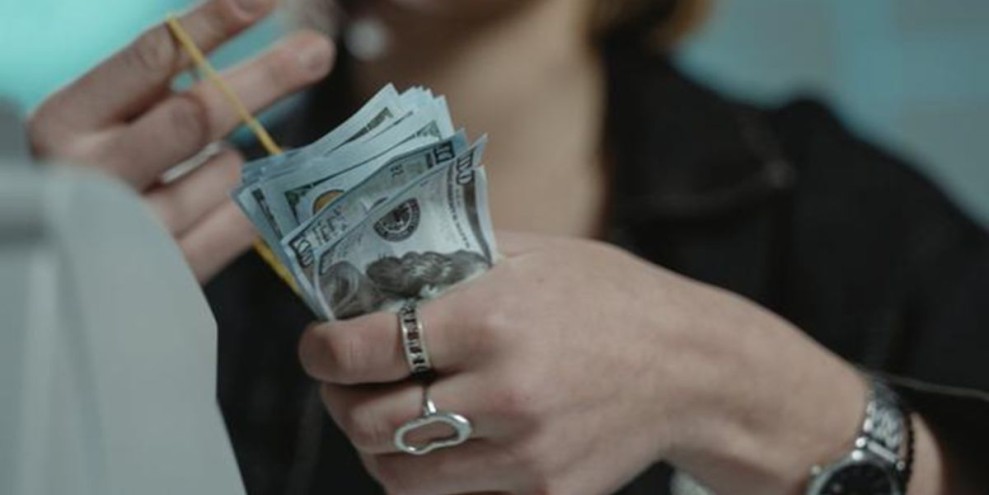 12 Arti Mimpi Dikasih Uang Berbagai Situasi, Pertanda Baik atau Buruk?