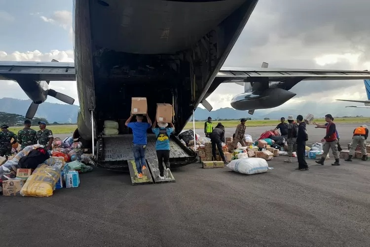 TNI AU dan AD Distribusikan Bantuan Logistik hingga Genset untuk Warga Aceh