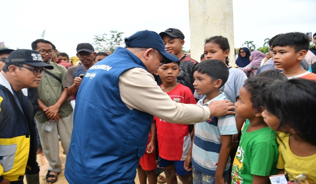 Mendikdasmen Salurkan Bantuan Pendidikan Sekolah Terdampak Banjir Aceh