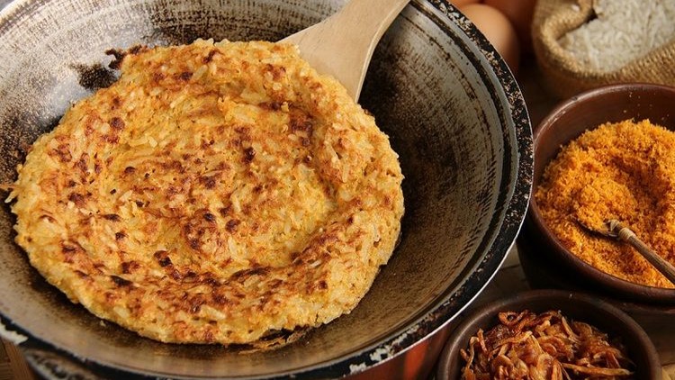 Kerak Telor: Kuliner Legendaris Betawi yang Tak Lekang