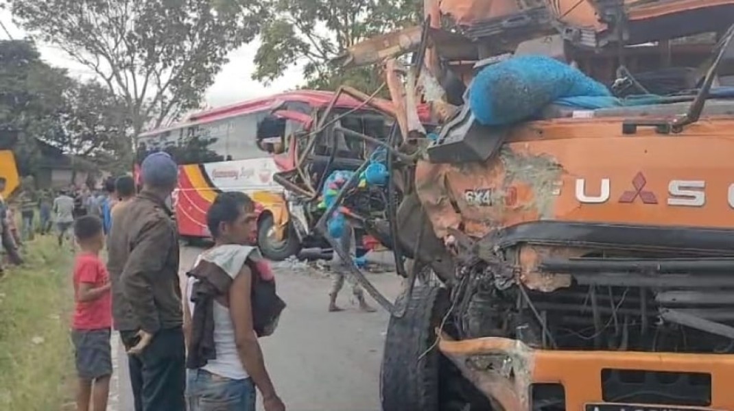 Kecelakaan Tragis di Solok: Tabrakan Maut Antara Bus Gumarang dan Truk Fuso