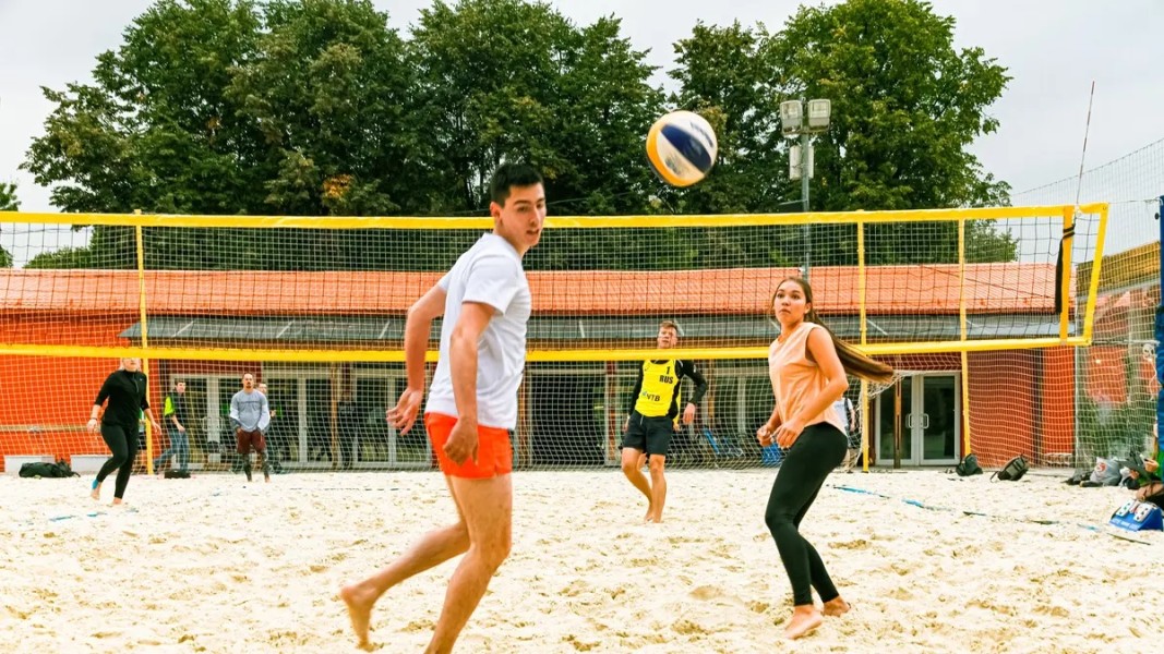Panduan Dasar Bermain Bola Voli Pantai Pemula