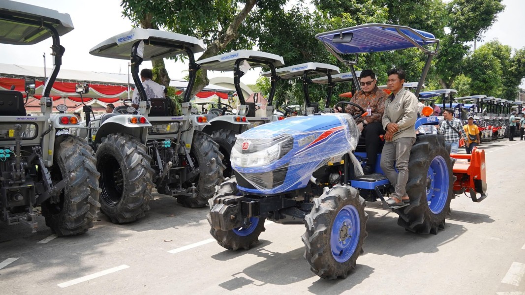 Pemkab Kediri Perkuat Pertanian Lewat Bantuan Alsintan Benih Padi Petani